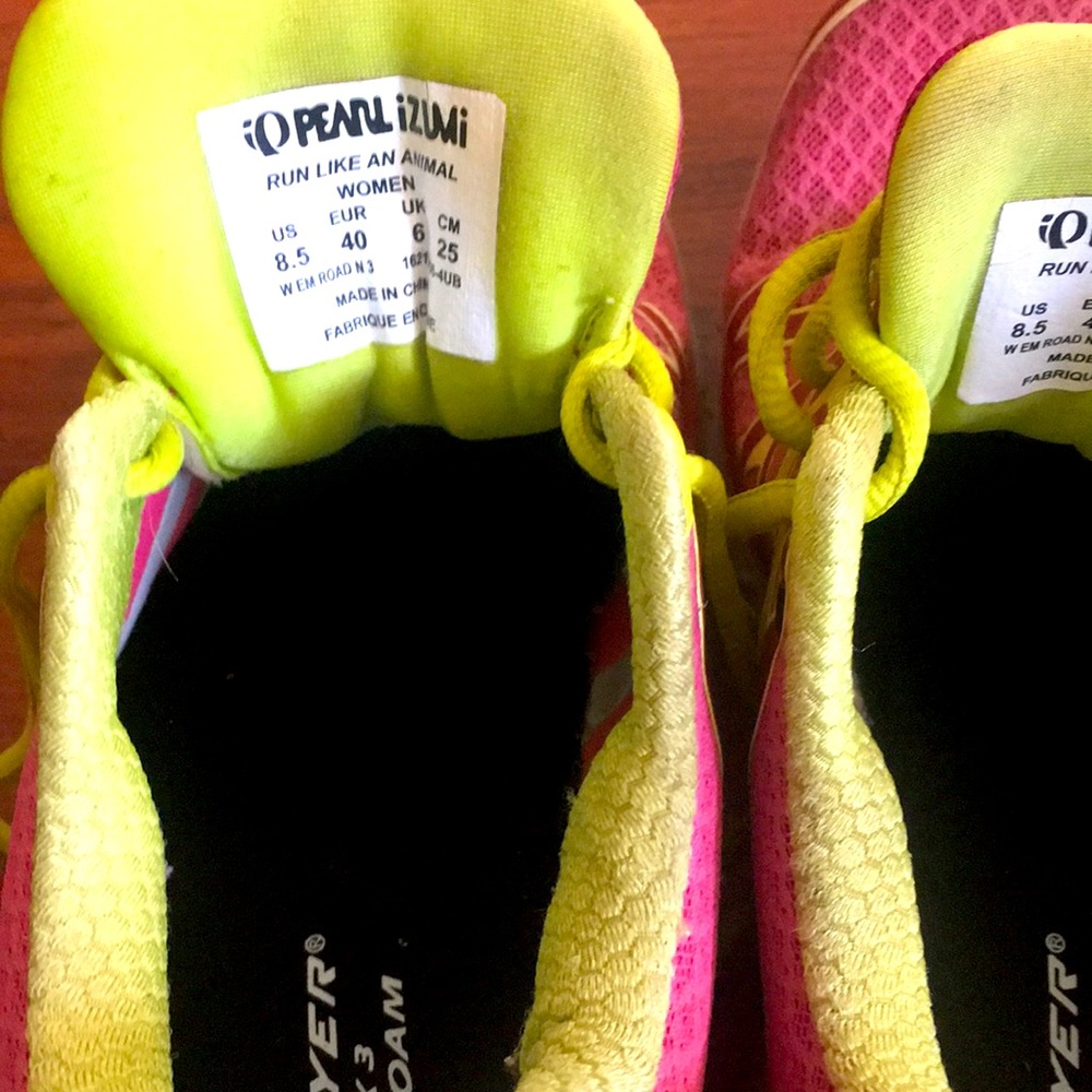 Pearl Izumi woman’s running shoe N3.